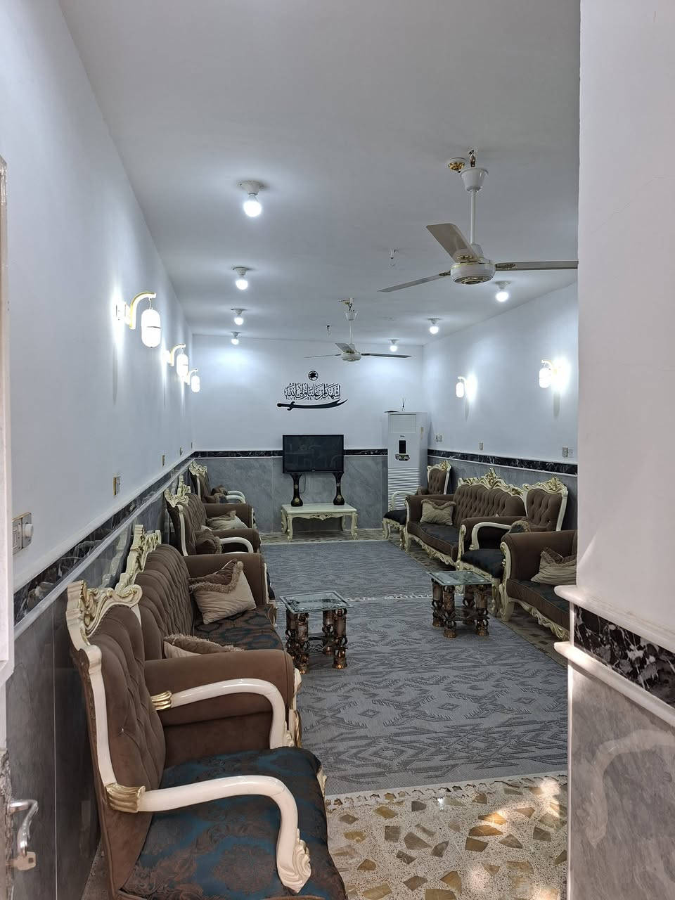 الدار للبيع ميسان حي الرساله شارع ابو السماعات المنزل ركن مساحته الكليه 254 يحتوي المنزل على 6 غرفه مع 2 صاله مع 3 مجمعات صحيه مع مطبخ واستقبال كبير وحديقه منزليه وكراج سياره داخلي الاستفسار الاتصال على الرقم التالي *********** سيد محمد
