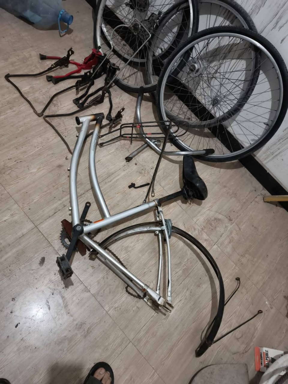 السلام عليكم اخوان للبيع شنو يفيدك راسلني وانته قيم ابيش يفيدك وانا خادم مكاني بصره صبخة العرب واذا واحد يريدهم شلع عادي كلشي ابيع مفرد شلع 
مكاني بصره صبخة العرب 
رقم ***********
