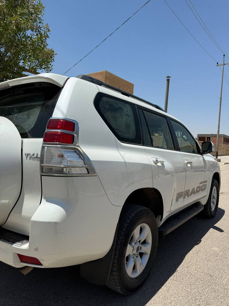 السلام عليكم
برادو للبيع فول مواصفات 
 6 سلندر ماشيه 165   
بصمه
 دبل تانكي
 3 قطع تبريد 

كير مكينه كفاله على وضع البلاد
مابيها اي نقص 
رقم بغداد مميز بسمي 
السعر 240 وبيها مجال 
المكان السماوه 
للاستفسار ***********

