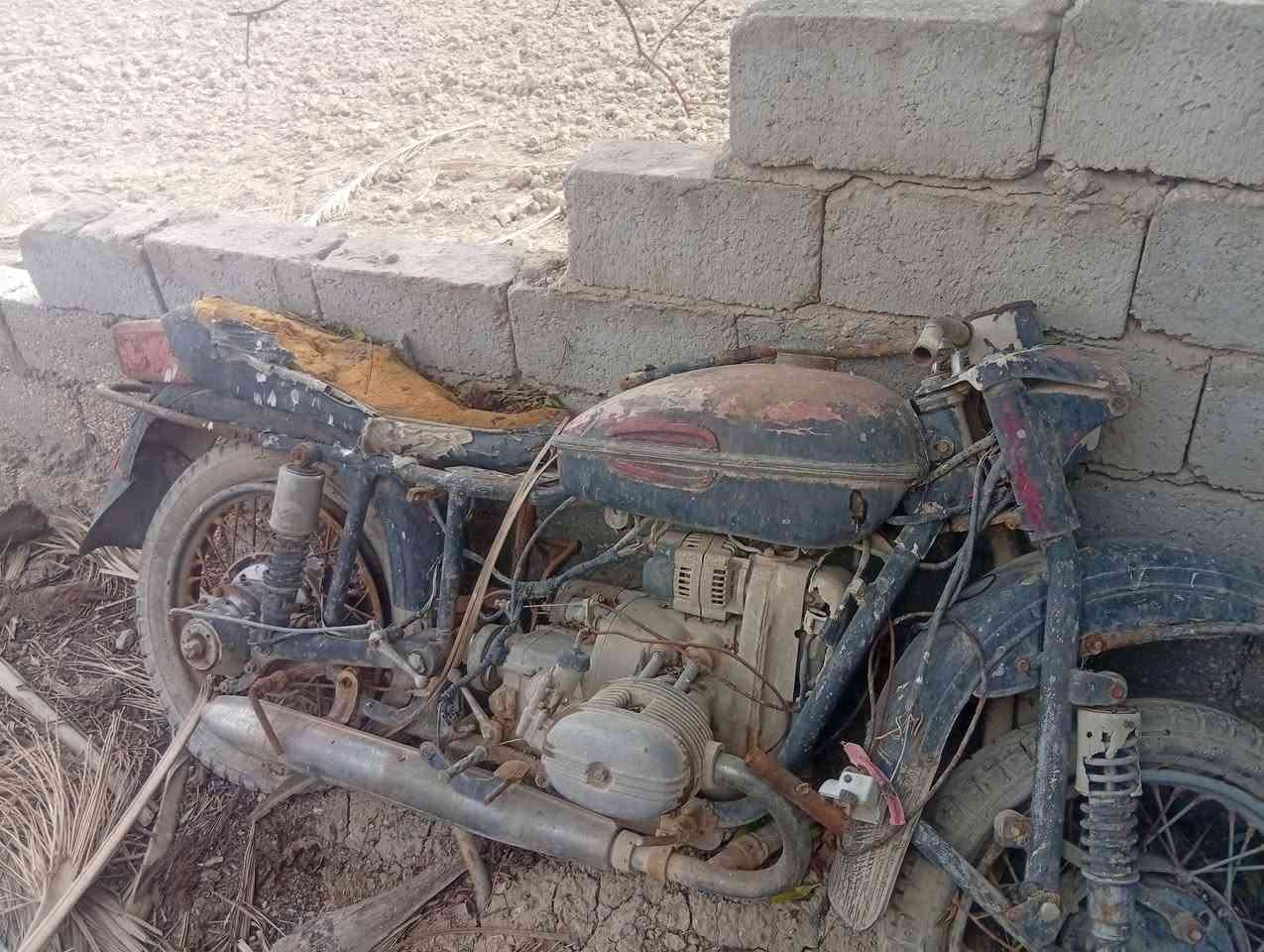 السلام عليكم شباب دراجه للبيع امزه موديل قديم ما نعرف يا موديل دراجه قديمه حيل اللي يريدها ينتصل بيه رقمي *********** الدراجه متروكه من زمان مو شغاله
