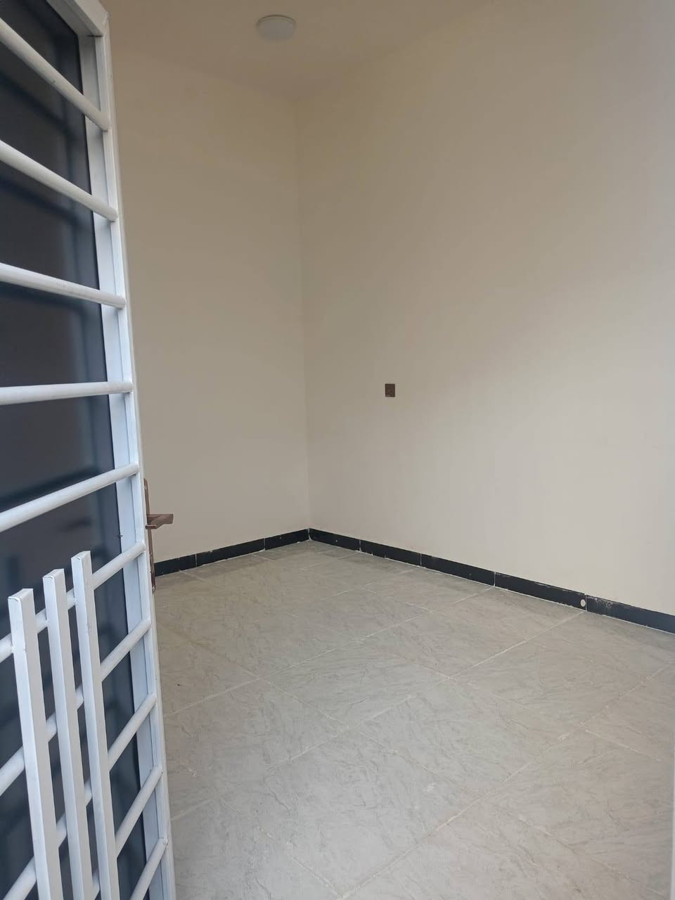 دار زراعي للبيع مساحة 140متر ناحية سديناوية كافة الخدمات غرفتين وديوانية وصحيات ومطبخ وصالة ومنور وحمام داخلي السعر 65 للأستفسار اتصل ***********
