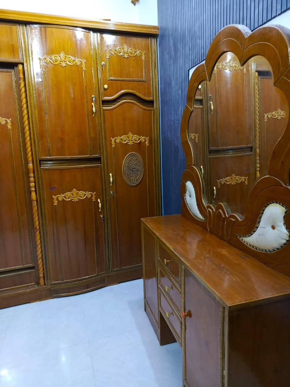 السلام عليكم غرفه اخشاب صاج نظافه 90٪ المكان حي الساهرون السعر علئ الخاص الاستفسار الاتصال على الرقم ***********
