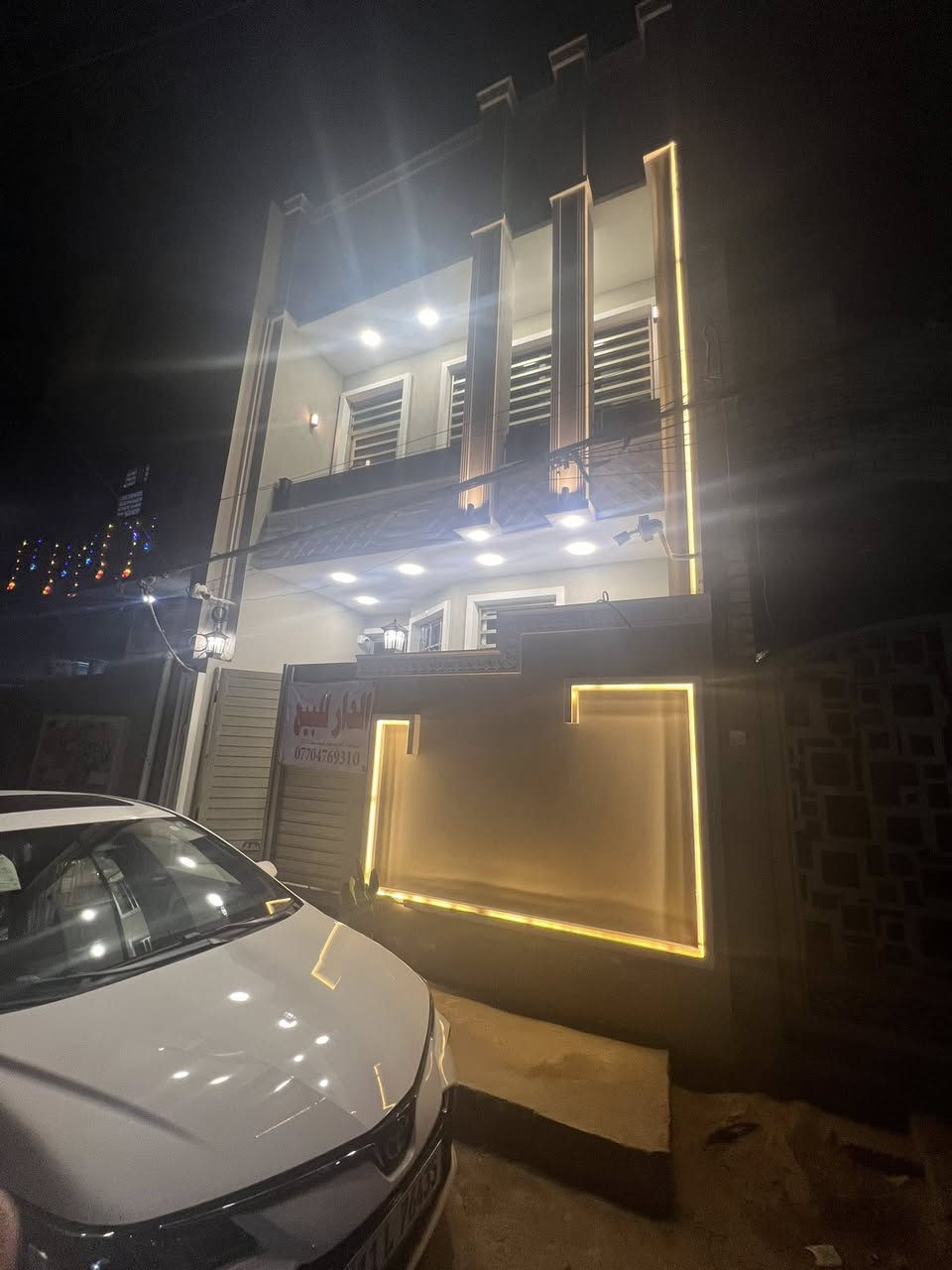 السلام عليكم 
بيت للبيع 75 متر طابقين ونص بناء حديث
شارع المولده الحمره 
بي 4 غرف نوم وصحيات عدد 3 
للاستفسار الاتصال على الرقم او مراسلة الصفحه
***********
