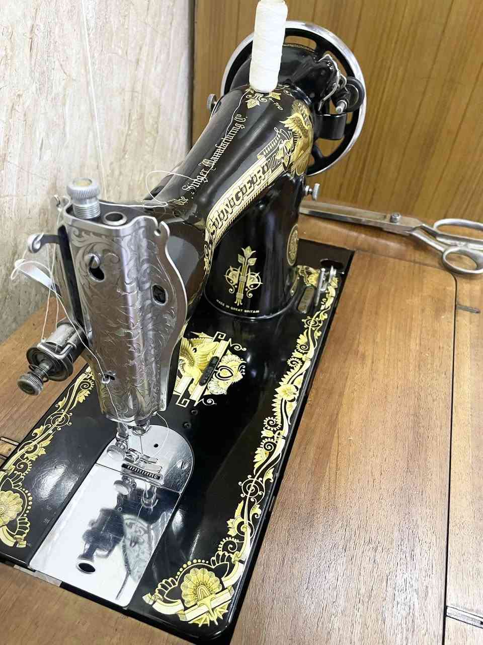 ماكنة خياطه سنجر أنكليزي أنتيك صنع عام 1942 تخيط مأطور ( دواسه) كهرباء وتخيط رجل وباليد ( عتله) خياطه درجه أولى 
ماكنه مال بيت استخدام قليل 
السعر 250 ألف سعر نهائي 
للمهتم خاص ***********
المكان كركوك الحريه
