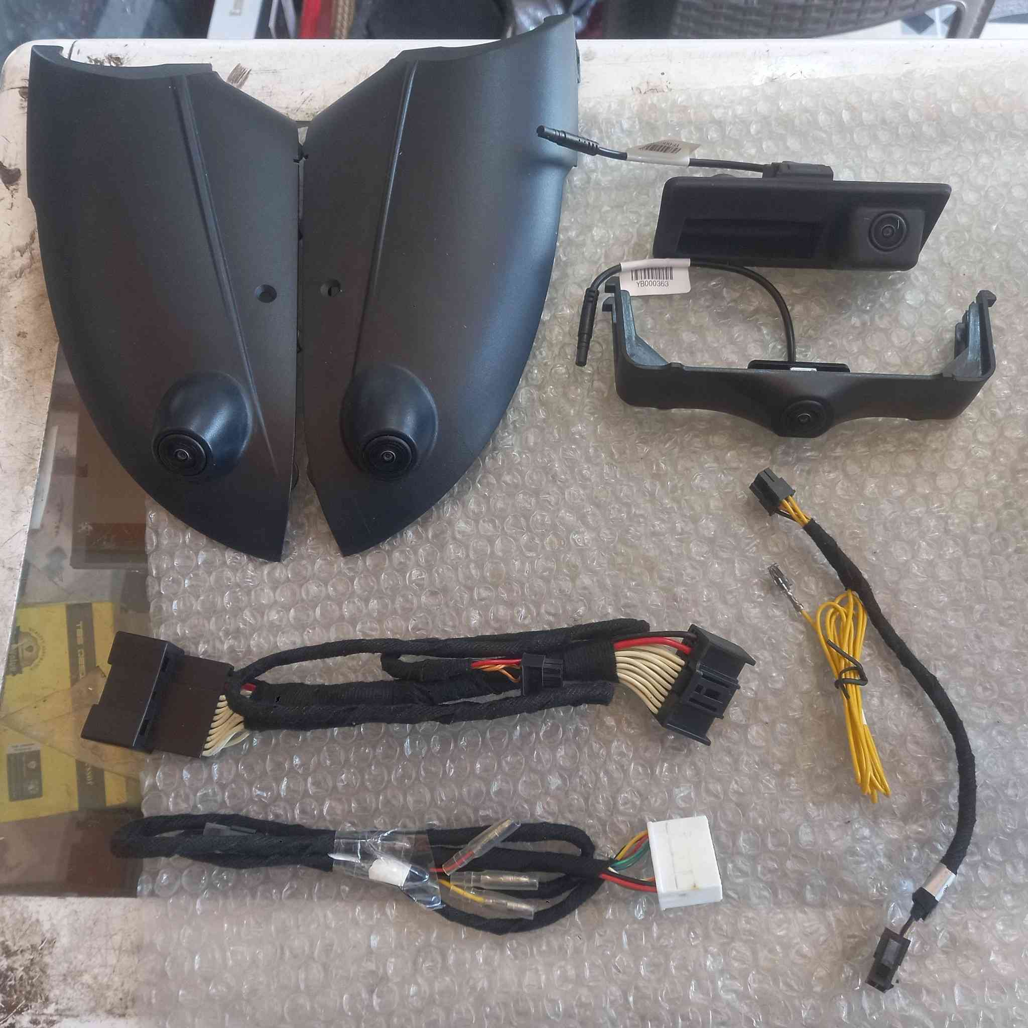 انسى الترهيم والقص.. شغل الوكالة صار بين إيديك! 🚗⚡️
​وصل الوجبة الجديدة.. منظومة كاميرات 360 درجة (VJT) الأصلية لسيارات (تويوتا لاندكروزر / برادو) 
​✅نظام Plug & Play: تركيب مباشر على فيش الوكالة بدون كص أو ترهيم بالوايرات (يعني ضمان سيارتك يبقى شغال).
✅ قوالب بلادي: الكاميرات تجي ويه كفرات المرايا السفلى، يعني تقعد "قفل" وشكلها أصلي 100%.
✅ رؤية محيطية شاملة: تخلص من النقاط العمياء وتشوف السيارة من فوك كأنك بالطيارة.
✅ تحكم ذكي: ريموت كنترول للتبديل بين الزوايا بكل سهولة وأنت بمكانك.
✅ دقة عالية: عدسات واضحة جداً تساعدك بالركن والمناطق الضيقة.

ملاحظة
 ​1. تويوتا لاندكروزر (الـ VXR والـ GXR):
​ترهم من موديل 2016 وصولاً إلى 2021.
​هاي الموديلات تجي مراياتها الجانبية وكفراتها السفلى مطابقة تماماً للقالب اللي عندك بالصورة.
​2. تويوتا برادو (Prado):
​ترهم أيضاً من موديل 2014 إلى 2022.
​قواعد المرايا بالبرادو واللاندكروزر بهذي السنين تكون متشابهة جداً، والمنظومة تكعد عليها "قفل".

​📍 الموقع: [ https://maps.app.goo.gl/hbsAXUtpeTnLG12G7] 

📞 للاستفسار: [‎0750 842 4574]

​#لاندكروزر #برادو #تويوتا #عراق #اكسسوارات_سيارات #كاميرات_360 #VJT #شغل_نظيف
