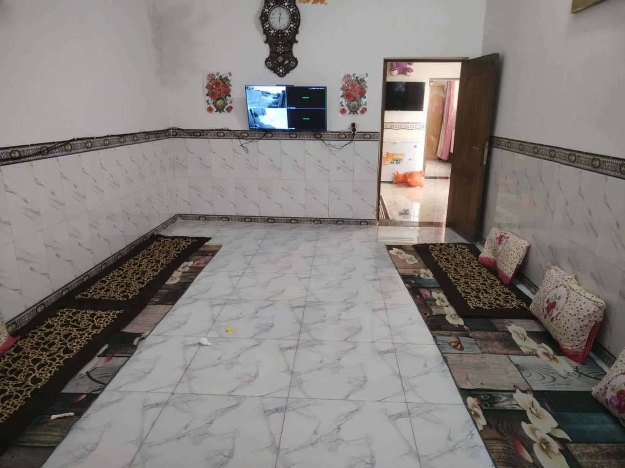 دار لبيع قرب صيطرة ام الهوى قريب الشارع العام  130متر طابوك  مجاري خدمات على شارع الزوار *********** يرهم مراوس  ويرهم قصد مقدمه زينه
