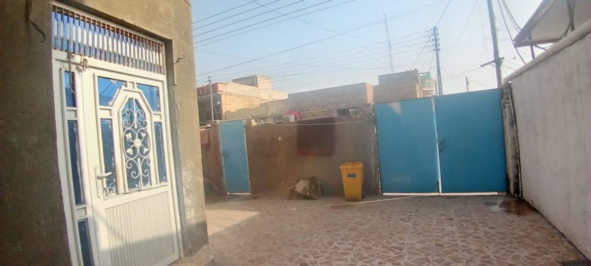 بسم الله توكلنا على الله 
دارين للبيع طابو صرف كل دار طابقين
الدار الاولى مساحه 200متر طابقين يحتوي الطابق الارضي على استقبال ومطبخ وصاله وغرفتين وصحيات ومناور وساحه كبيره الطابق الثاني يحتوي على استقبال ومطبخ وصاله وغرفتين وصحيات ومناور العنوان محافظة ميسان حي الحسين الجديد شارع ابو شاكر فرع مطعم فدك مقابل روظة العبير مثل ماموضح بالصور 
الدار الثانيه مساحه 200متر طابقين 
الطابق الأول يحتوي على 
استقبال ومطبخ وصاله وغرفتين وصحيات ومناور وساحه كبيره 
الطابق الثاني يحتوي على استقبال ومطبخ وصاله وغرفتين وصحيات البيت كله سيراميك مثل ماموضح بالفيديو 
عنوانه  ثالث بيت عن شارع العام مقابل صيدلية وشارع تجاري ومطاعم حي الحسين شارع ابو شاكر
الإستفسار اتصال او واتساب ***********
***********
