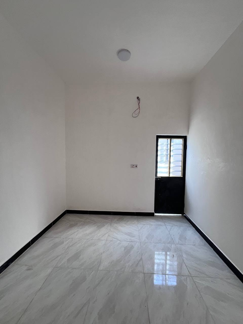 دار سكن البناء حديث 🏠
المساحة 100م
ملك صرف زراعي عراقي نموذج 25
البصرة - ابي الخصيب - ابو كوصرة 
#يحتوي :: طارمة . صحيات خارجية 
صالة . مطبخ . استقبال . غرفتين منام 
مناور خلف البيت . صحيات داخلية 
الدار على شارع #تبليط 10م
#السعر :: 65 مليون قابل للتفاوض
ماء كهرباء مدارس انارة منطقة مخدومه بشكل 
#للأستفسار :: ***********
