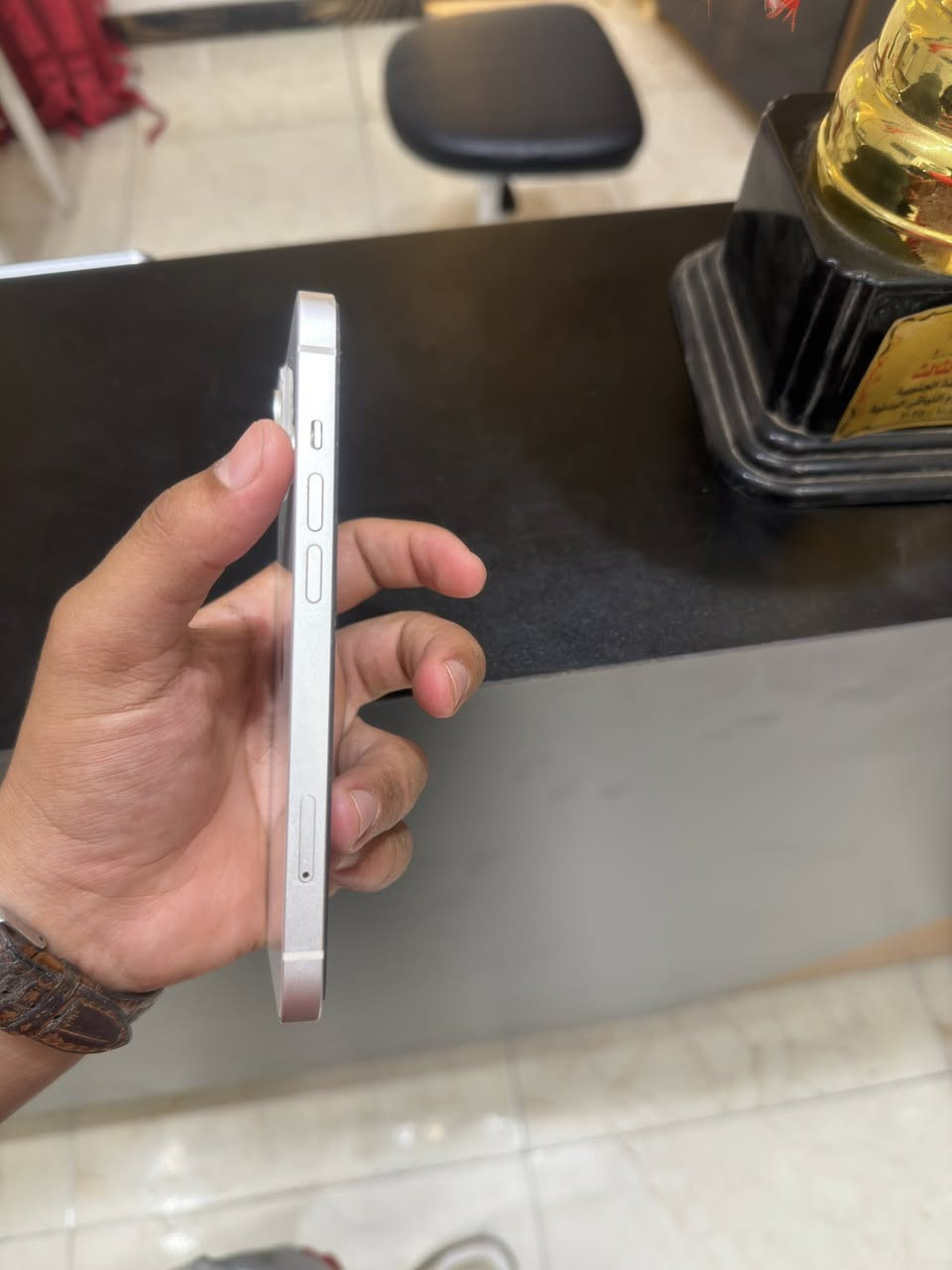 للبيع 13 عادي ابيض مكفول من كلشي ونظيف وكارتونته ويا مبدل بطاريه اصليه ذاكره 128 نظيف كلش والله العظيم ب 370 وبي مجال وتجي شرط الفحص اذا طلع بي غير البطاريه تاخذه وتروح 
ابو ال 250 لا تدخلي خاص فدوه لعينك 
اجهزه هواي وكلمن ونظافته


**إذا كنت صاحب هذا الإعلان وتريد حذفه لأي سبب، رجاءا أرسل رسالة إلى الدعم الفني**