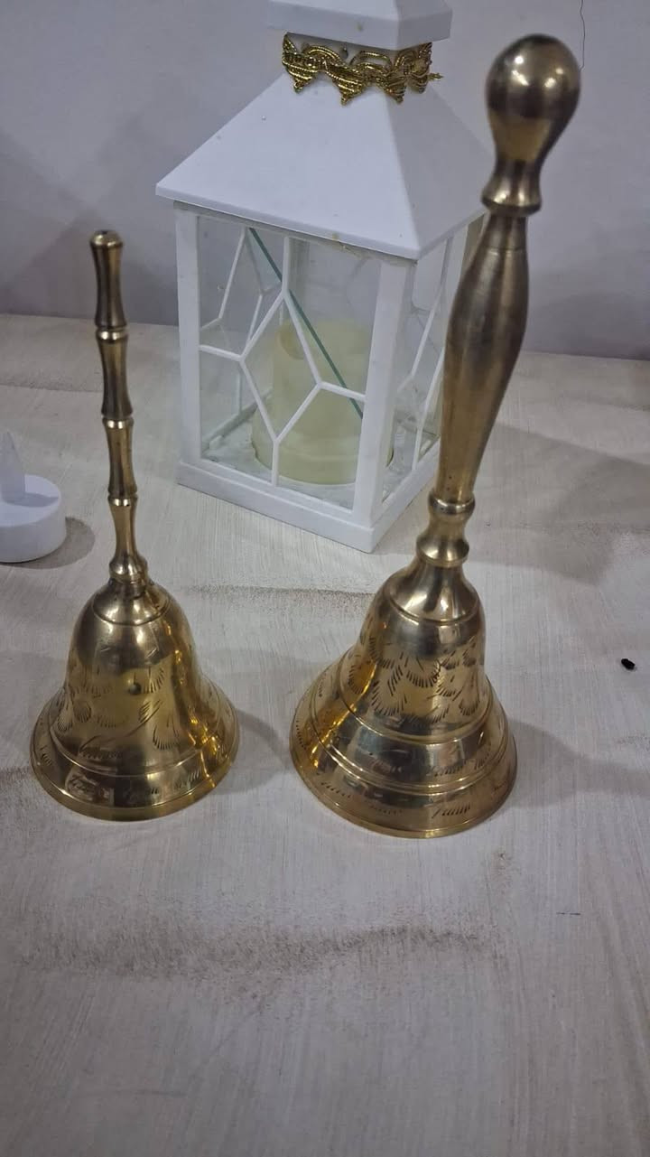 🔔 جرَسين نحاس مشغولات يدوي 🔔

قطعتين فاخرات من النحاس بلون ذهبي لامع ✨
منقوشات يدوياً بتفاصيل جميلة تعكس الطابع التراثي الأصيل

✔️ صوت رنّان مميز
✔️ حجم جيد ووزن ممتاز
✔️ تصلح للديكور التراثي أو الاستخدام العملي

قطعتين أنيقات تضيف لمسة فخامة لأي مكان

متوفر مع إمكانية التوصيل


**إذا كنت صاحب هذا الإعلان وتريد حذفه لأي سبب، رجاءا أرسل رسالة إلى الدعم الفني**