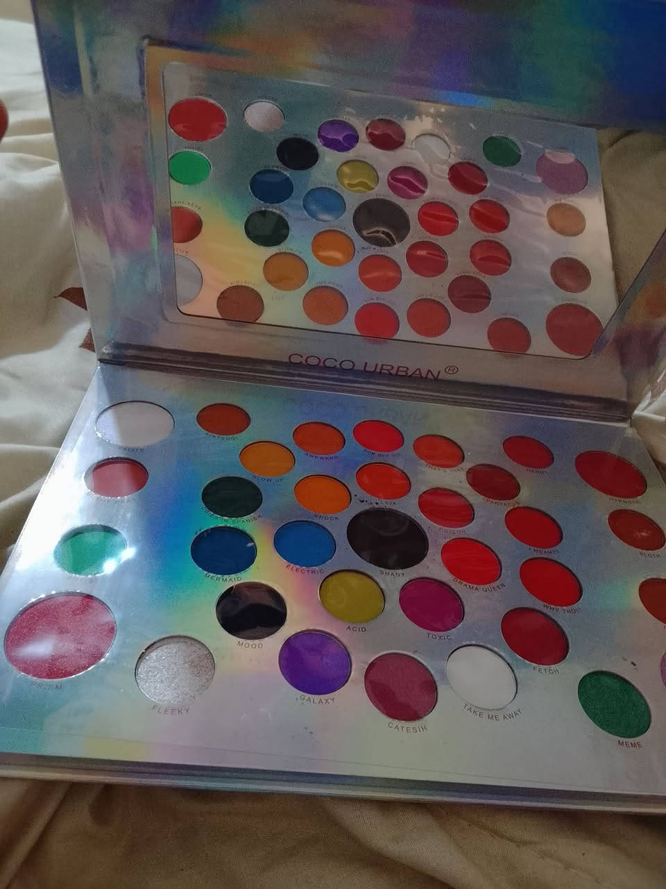 ه *باليت ظل عيون* من ماركة ColourPop اسمها *Kaleidoscopic Dreams* ✨
*مواصفاتها:*

- *النوع*: باليت ايشادو فيها 9 ألوان 

- *الألوان*: مكس بين اللمعة والمت والمعدني، ألوان هولوغرام قوس قزح

- *التغليف*: هولوغرام يغير لونه حسب الإضاءة، شكله فخم

تستخدم للمكياج - ظل للعيون. ألوانها تطلع حلوة للسهرات والمناسبات.

خلي سعرك وبل عافيه جديد


**إذا كنت صاحب هذا الإعلان وتريد حذفه لأي سبب، رجاءا أرسل رسالة إلى الدعم الفني**