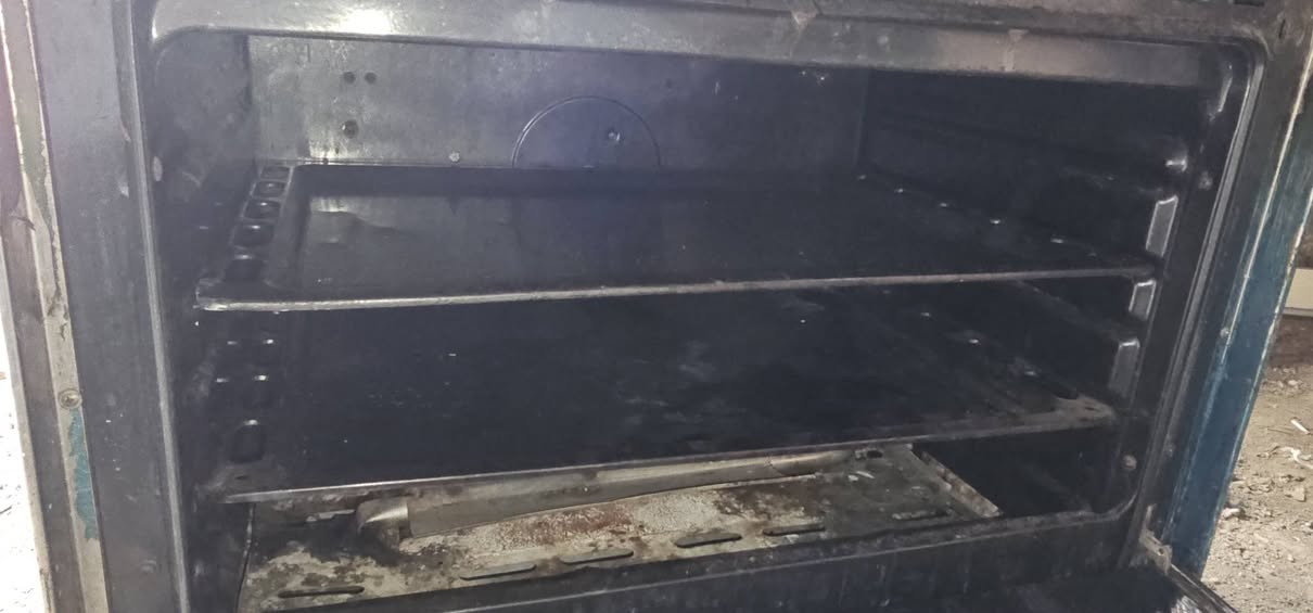 طباخ نضيف شغال شرط
الفرن كذالك شغال اي عيب مابي ٨٥ بي مجال قليل 
عنوان مفرق الشوره  ***********
