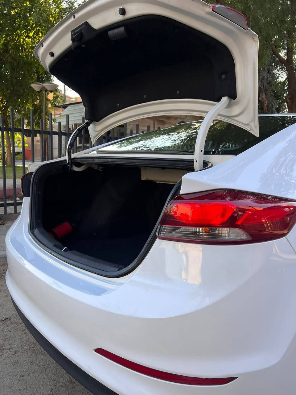 للبيع فقط النتر بيض موديل 2017 خليجي مكفول محرك 1600
عنوان نجف حي الامير 
 جديد على وضع الشركة نص فول تخم تايرات جديد باتري جديده  منظومه زنون لايت والبلاجكتور بسم شركه  *********** سعرها 140 ماشيه 100الف وقابله الى الزياده
