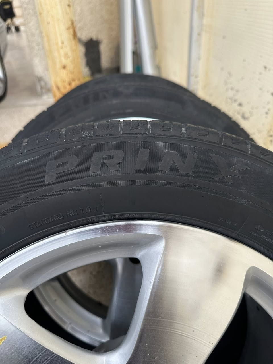 السلام عليكم تخم تاير ويل كب اصلي مارسدس 
ومكتوب نوعة وحجمة 16 جدد حيل بدون عواج
وتايرات جدد حيل عنواني بغداد الغزالية 

‭0788 290 0337‬
