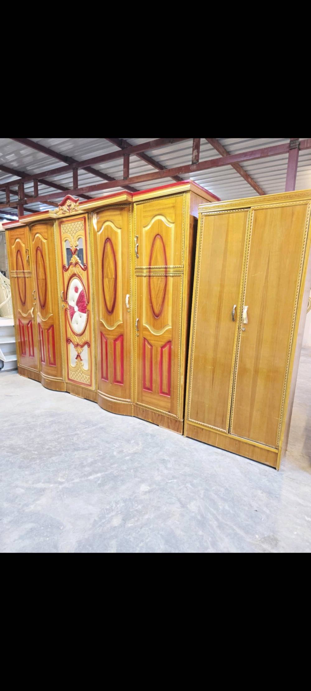 غرفة نوم فاخرة بتصميم كلاسيكي فخم، مزينة بنقوش مذهلة وتفاصيل مميزة. تتميز بألوان جذابة مع لمسات لمّاعة تبرز جمالها. تتضمن خزانة كبيرة ورفوف متعددة لحفظ الأغراض، مما يجعلها مثالية لإضفاء لمسة راقية على غرفة نومك.