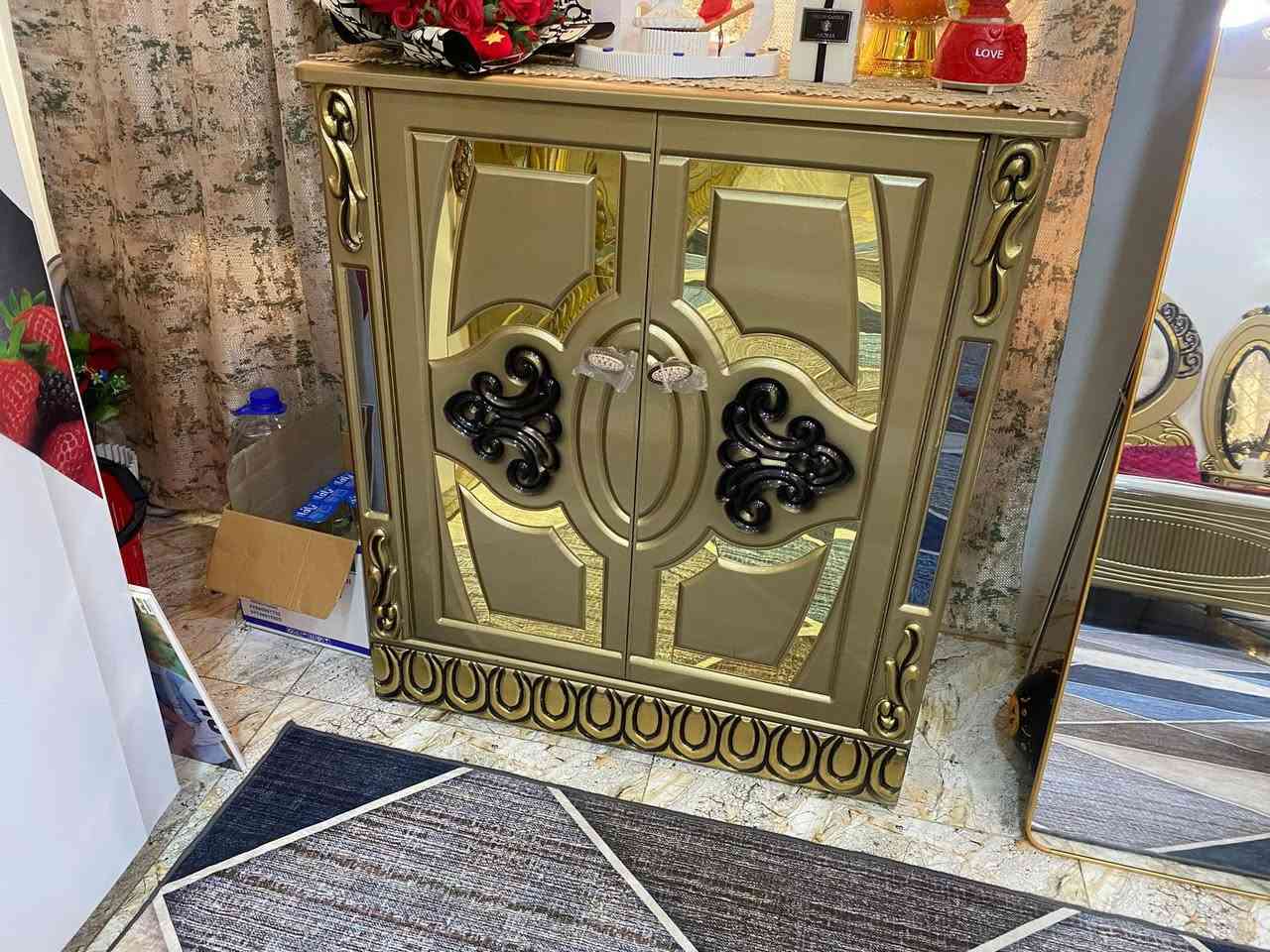 غرفة موديل الملكة مستخدمة نضافة 90‎%‎ صبغ حراري اصلي درجة اولى لون برونزي على ذهبي تصميم تركي شغل عراقي الوجة سي ان سي 8 ملم والداخل صاج طبيعي 5 ملم الضهر چرچوبة شد براغي  الزاوية بأرتفاع الكنتور وبعمق الكنتور + شازلون قاصه سريه والكومديات يكونن منفصلات عن الچرباية وفوق الكومدي يكون تاج  للأستفسار واتساب *********** مكاني بغداد وعندي توصيل لكل المحافظات
