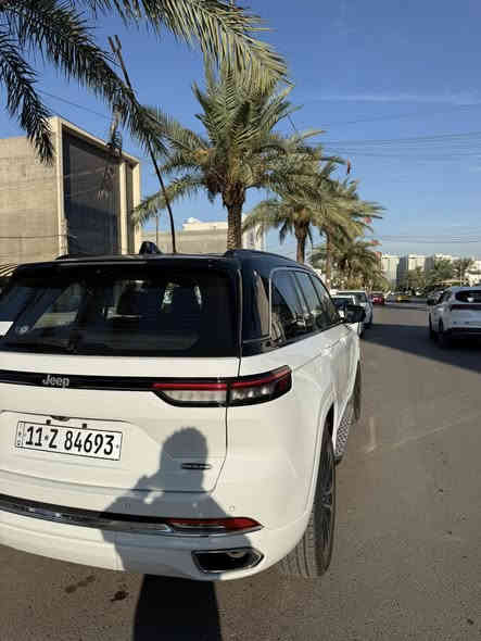 .
الموديل: 2024 (خليجي)
العداد: 10 الف كيلو متر

المحرك: 3.6 لتر 6 أسطوانات (V6) 
القوة الحصانية: 293
عزم الدوران (نيوتن-م): 352
ناقل الحركة: اوتوماتيك 8 سرعات 

الضمان 3 سنوات أو 60،000 كم (ايهما أولاً)

المواصفات:
*نظام دفع رباعي 4X4متطور
*نظام التعليق الهوائي (جكات)
*فتحة سقف بانوراما 
*الصندوق كهربائي بخاصية الفتح باستشعار القدم او البصمة
*ويل المنيوم قياس 20 انج
*شاشة التحكم الرئيسية لمس بنظام Uconnect 5 بقياس 10.1 انج مع نظام ملاحة
*شاشة القيادة الرقمية بقياس 10.25 انج
*شاشة عرض لوحة القيادة على الزجاج الأمامي (داتا شو)
*رادار تفاعلي مع خاصية التوقف والانطلاق
*تحذير النقطة العمياء
*تحذير الخروج عن المسار
*نظام المحافظة على البقاء فى المسار
*نظام التعرف على اشارات المرور
*خاصية المساعدة على التوجية فى التقاطعات لتفادى الحوادث
*حساسات امامية وخلفية
*كاميرات 360 للرؤية المحيطية
*كاميرا رؤيا ليليه
*المرآة الداخلية مزودة بشاشة لعرض الكاميرا الخلفية
*نظام مانع تصادم خلفى
*نظام القيادة شبه الذاتية
*مقصورة الركاب من الجلد الفاخر
*المقاعد الامامية مبردة ومدفأة
*المقاعد الخلفية مدفأة
*المقاعد الامامية مساج 
*مقاعدة امامية كهربائية 
*مقاعد امامية ذاكرة 
*نظام ابل كار بلاى و اندرويد اوتو لاسلكي
*نظام صوتي فاخر 9 سماعات من ALPINE
*دخول ذكي (بصمة)
*نظام التشغيل عن بُعد
*مرايا خارجية قابلة للطي كهربائيًا مدفئة
*مصابيح أمامية أوتوماتيكية مع مصابيح نهارية وكشافات ضباب LED 
*نظام التحكم التلقائي في الضوء العالى
*دواسات جانبية
*ماسحات زجاج أمامي حساسة للمطر
*شاحن هاتف لاسلكي
*انماط قيادة متعددة رياضية وللطرق الوعرة
*وسائد امان هوائية أمامية/جانبية/ خلفية.
مكان بغداد السيدية
للاستفسار ***********
