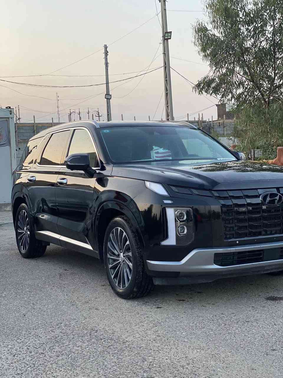 هونداي باليسايد 2021 شكل 2023فول 1/1 :ـ
1 - اللون /اسود  
2 - العداد 50 الف كيلو وليس ميل
3 - الرقم / بصرة خصوصي الرقم الجديد  
5- المحرك   v6    3.8 
6- بصمة تشغيل + بصمة ابواب 
8-  فتحة سقف عدد 2 (بانوراما)
9- سماعات هارمن كاردن عدد 16
10- رادار امامي عدد 3 
رادار خلفي عدد 2 
11- حساسات امامي عدد 4  
حساسات خلفي عدد 4
12-  كامرات عدد 5  360 درجة 
13- كشنات امامي خزن ميموري 
14-  جميع كشنات كهربائي تدفئة وتبريد
15- كشنات جلد  
17- بردات جانبية
18- تبريد مركزي امامي + خلفي منفصل التحكم
19-تحكم ستيرن + شفتات
20- تدفئة ستيرن 
21- مرايا هيتر + تعتيم 
22- صندوق كهربائي شفط + اربع وضعيات فتح صندوق
23 - وضعيات قيادة (4)
24- ويل كب حجم  20 
25- اوتو هولد + نقطة عمياء 
26- سايد بريك بصمة + مثبت سرعة
27- شحن لاسلكي 
28 - إشارات بالمرايا  + إشارات جانبيه
29 - اوتو بريك 
30 - تحديد مسار
31 -شاشة ديجتال كبيرة
32 -تشغيل عن بعد
 34 -
35 - نظام مانع انزلاق 
36 - نظام نزول منحدرات 
37 -كشنات Vip منفصل 
38- جميع ايرباكات سليمه 100/100

هواي مواصفات بالسياره مامذكورة الضربة مالتها خفيفه كلش مجرد طعجة مو حادث قوي ومبدل القطعه ، السيارة لمتد كالكرافي اعلى فئة بالبليسايد, السنويه باسمي تحويل ثاني يوم سنوية جديده 2030  عنواني البصرة 
للاستفسار ***********
