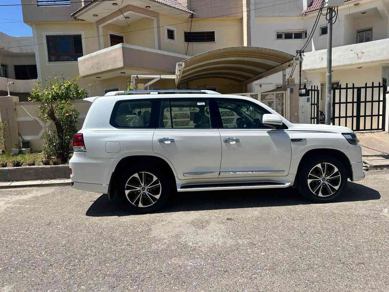 لاندكروزر    2020 شركة جيهان GXR  
محرك ٦ سلندر 
السياره احله من الصور بالحقيقه 
مواصفات GXR  
 ماشية 118الف حقيقي  وقابلة لزيادة -بصمة و فتحة سلايد -ثلاجة - 
كراسي كهرباء- تشغيل عن بعد - 8  ايرباك -دفع رباعي- داخل جلد بيج  -حجم المحرك6سلندر 4.000

ملاحظة // السيارة كفالة عامة من جميع النواحي شرط الفحص مابي صبغ ولا بارد  
جديدة بمعنى الكلمه كلة عالبلادي ممفتوح بيها برغي من كلشي مابيها اي نقص وبالعافية ع تكون من نصيبه
السيارة بأسمي شخصياً هزه وفحص جديد تحويل مباشر   

🟩 السعر.  (530ورقه  )وبيها مجال جداً بسيط                       
***********
مكان السيارة اربيل أربيل, العراق
