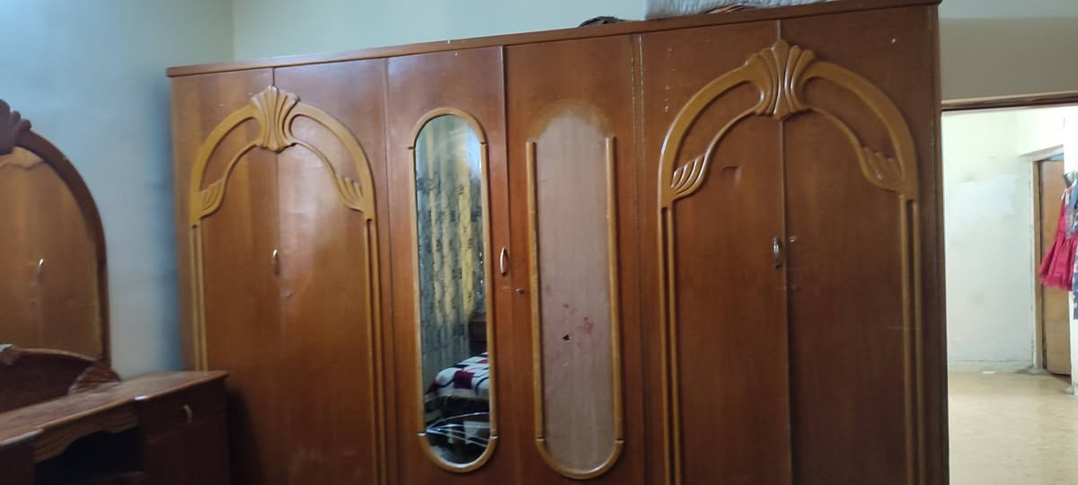 السلام عليكم عندي غرفه نوم خشب صاج اصلي ثقيل للبيع ***********
