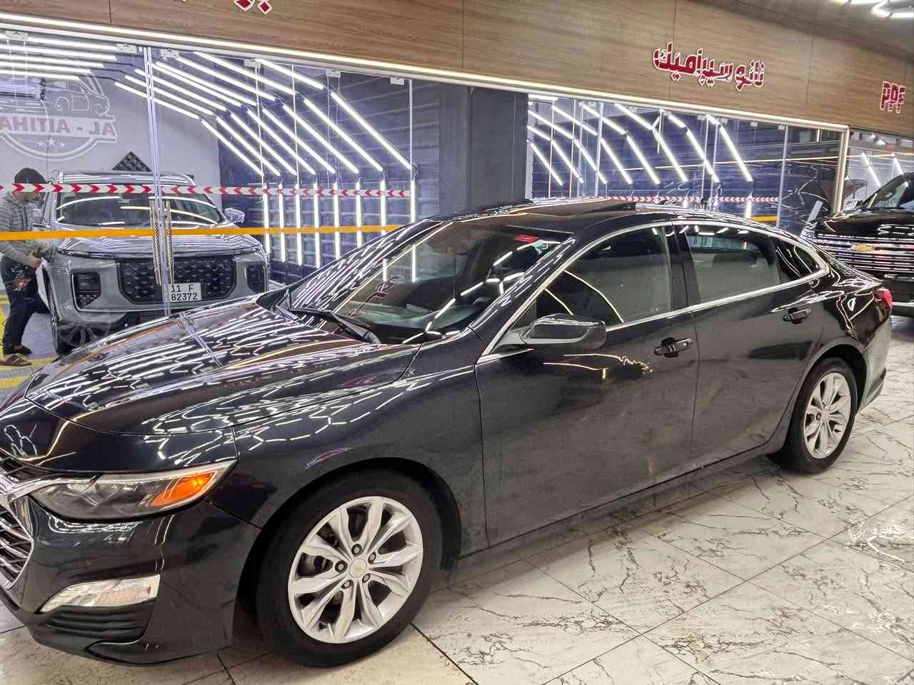 للبيع او مراوس // شيفروليه ماليبو 2022 LTZ رقم بغداد انكليزي
🔹 الموديل: 2022
🔹 الفئة: LT2 كاملة مواصفات
🔹 المحرك: 1.5 Turbo اقتصادي وعزم ممتاز
🔹 الكير: أوتوماتيك
🔹 الدفع: أمامي
🔹 اللون: (نيلي)

المواصفات الإضافية:
• فتحة بانوراما
• تشغيل بصمة + دخول ذكي
• شاشة كبيرة تدعم CarPlay+ اندرويد اوتو
• كاميرا خلفية 
• مثبت سرعة
• كرسي كهرباء
• أنوار LED
• نظام توفير الوقود
• تحكم  بالستيرن
• مانع انزلاق + 

السيارة وارد أمريكا، حادثها بابين فقط ومصبوغات، وبيها البنيد كلير فقط من امريكا شاصي ومكينة وكير سليمات 100%.
السيارة نظيفة وممشاها 63الف كيلو  
معروضة 125 وبيها مجال بسيط مكاني بغداد كرادة او كريعات 
***********
