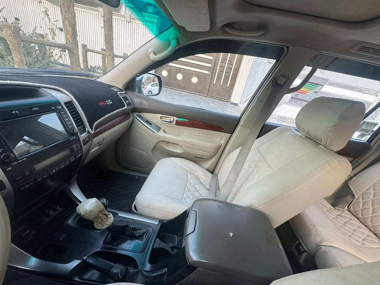 برادو موديل ٢٠٠٧ ستة اسلندر فول مواصفات VX السيارة جاهزة و ما ناقصها أي شي مكفولة من الضربة ومن الحادث و من البارد فقط البنيد مصبوغ للجمالية بسبب الجراد و السيارة كير حدادية محرك كلة مكفول السيارة جاهزة و تبريد و السيارة بسمي تحويل ثاني يوم ورقمها إنكليزي الجديد وعنواني بغداد حي اور 600 للاستفسار ***********
