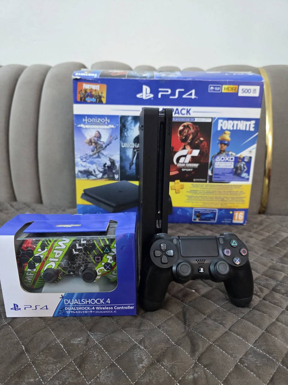 بلي فور سلم مهكر مامفتوح لوك ستيكر حيل حيل نظيف بعده جديد مع كارتون  يحتوي على 9العاب قويه ومكتبة العاب اي لعبه تنزله مجانا ويحتوي على 2جوستك واحد بلادي واحد جديد مامستخدم وغراضه كله بلادي شرط الفحص والضمان  السعر 270 وبي مجال للطيبين توصيل جميع المحافظات متوفر ***********
