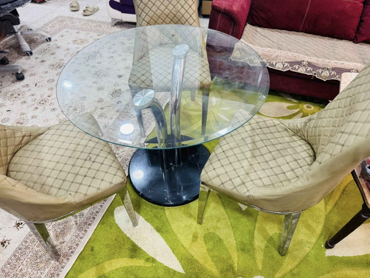 السلام عليكم ميز طعام و٣ كراسي قياس ٩٠ سم القاعده الجوه مرمر والصطح كزاز ضد الكسر ميز مكتب وكرسي دوار جدد مامستخدام قياس ١٦٠ سم ***********
