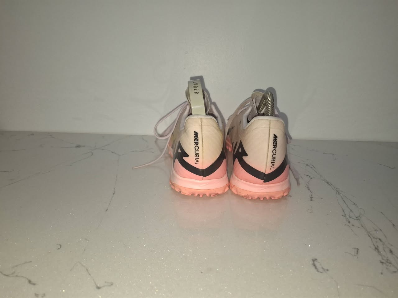 نايكي Air zoom  اصدار حديث نظافة 100% قياس 40 طول القدم 25 سم يوجد توصيل لجميع المحافظات لمعرفة السعر التواصل على الخاص


**إذا كنت صاحب هذا الإعلان وتريد حذفه لأي سبب، رجاءا أرسل رسالة إلى الدعم الفني**