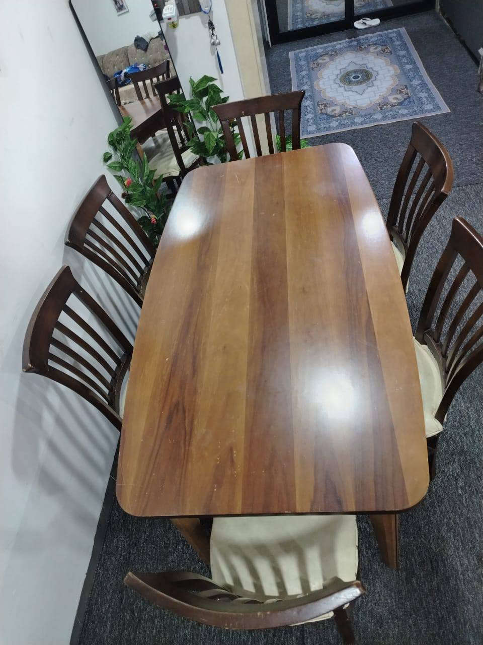 ميز طعام للبيع سعره 110الف بي مجال بسيط رقمي ***********
