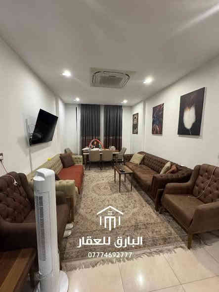 🔱 شقة حديثة للبيع في مجمع سند المستقبل 🔱
الموقع📍 مميز : قرب محطة وقود ابو أقلام 

⭕ المساحة : 110 م

⭕ الطابق : الأرضي 

⭕ سنة البناء : 2024

🔴  تتكون من :

⭕ صالة
⭕ غرف عدد 2 ( أحداهن ماستر )
⭕ حمام
⭕ مطبخ
⭕ منظومة تبريد مركزي
⭕ ستلايت مركزي
⭕ خط إنترنت ضوئي
⭕ خدمة تنظيف
⭕ مصعد 24 ساعة
⭕ ( يوجد بارك مخصص لوقوف للسيارات ) 
⭕ سكيورتي 
⭕ كاميرات مراقبة خارجية و داخلية للممرات
⭕ حاكية صوتية و مرئية ( إنتركام ) 

⭕ السعر : عند الإتصال او حضورياً 📞

⭕ للإستفسار : ( الواتساب متاح ) 📱

***********

 
⚠️” تحذير : هذا العرض قد يختفي قبل أن تقرر !“

🟢 نستقبل عروض البيع ، الشراء ، الإستبدال ، إدارة الأملاك ، و الإيجارات بأنواعها ( سكني ، تجاري ، خدمي ) 🟢

عنوان المكتب📍: بغداد - الكرادة داخل - قرب مطعم الصبايا - فرع مدرسة لبنان ( موقعنا مثبّت على Waze , Google maps ) 

#البارق_للعقار
