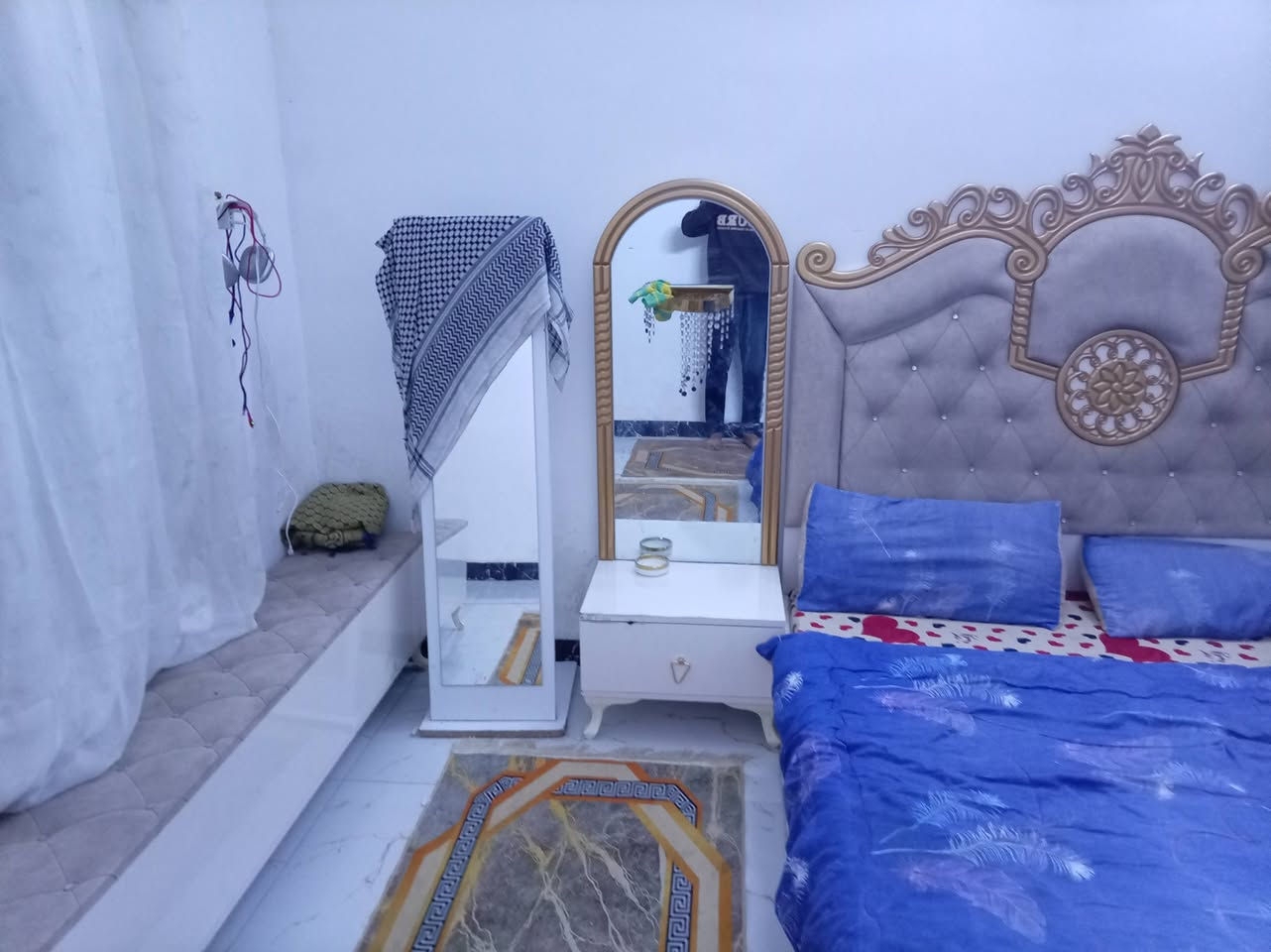 غرفه لبيع تركي مع دوشك مكن بغداد بوب الشام السعر ٧٠٠ وبيه مجال ***********
