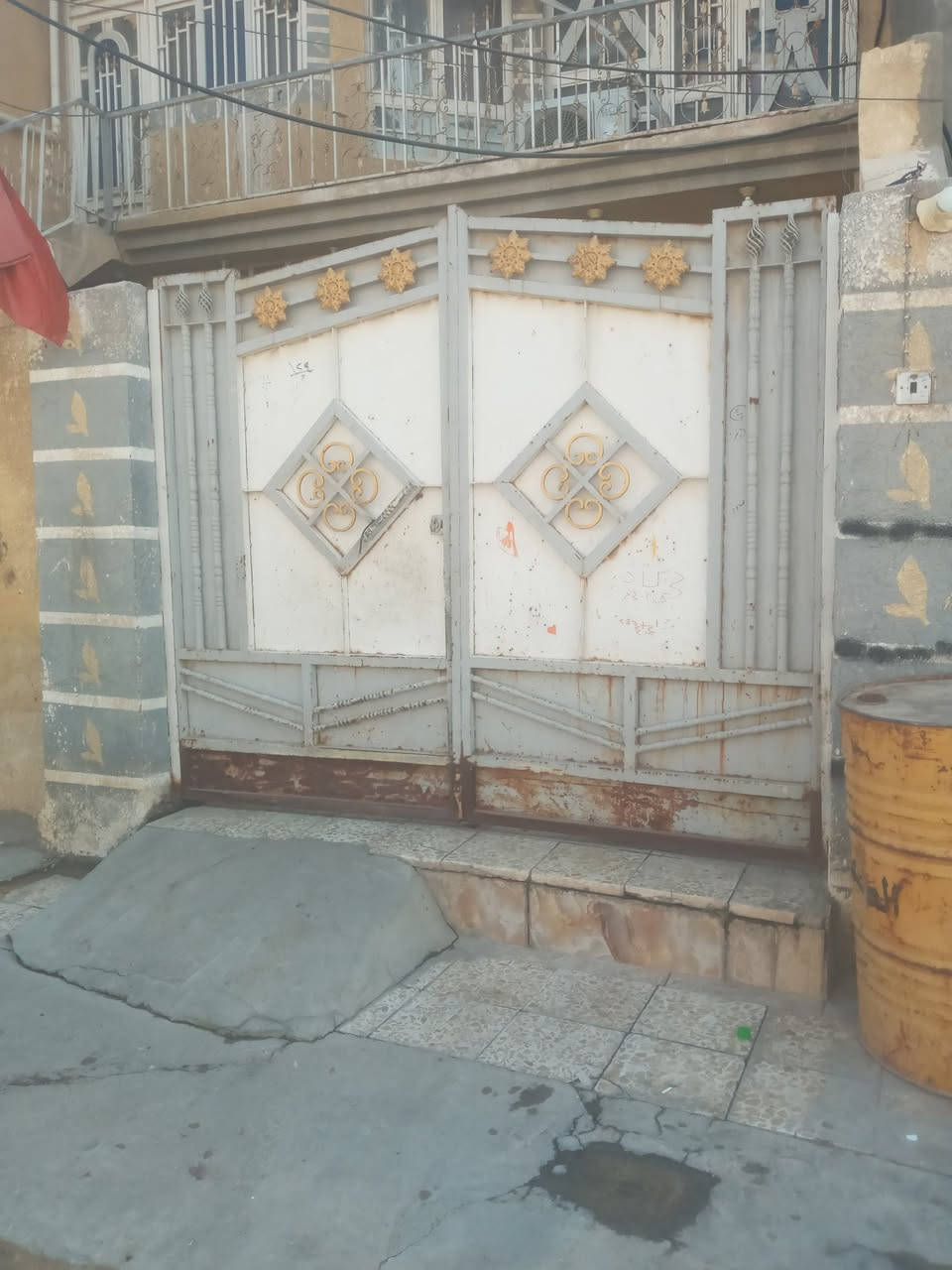 دار للبيع مساحته ١٦٨
طابقين  بناء حديث

كوت العزه القديمه يبعد عن الشارع الرئيسي منزلين
شارع مركز الشرطه 
التواصل ***********
