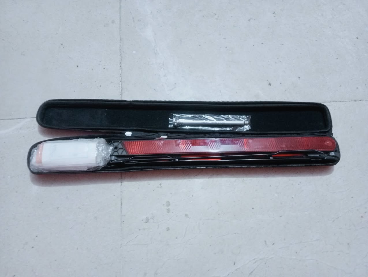 مطفاه حريق مع القاعده الى العلم المطفاء فارغه السعر 50 الف 

مع شنطه طوارئ سعر 30 الف مع العلم المثلث بكسر بسيط 

ونفاضه السعر 15 الف 

ادوات كورولا 

رقم الهاتف ***********
