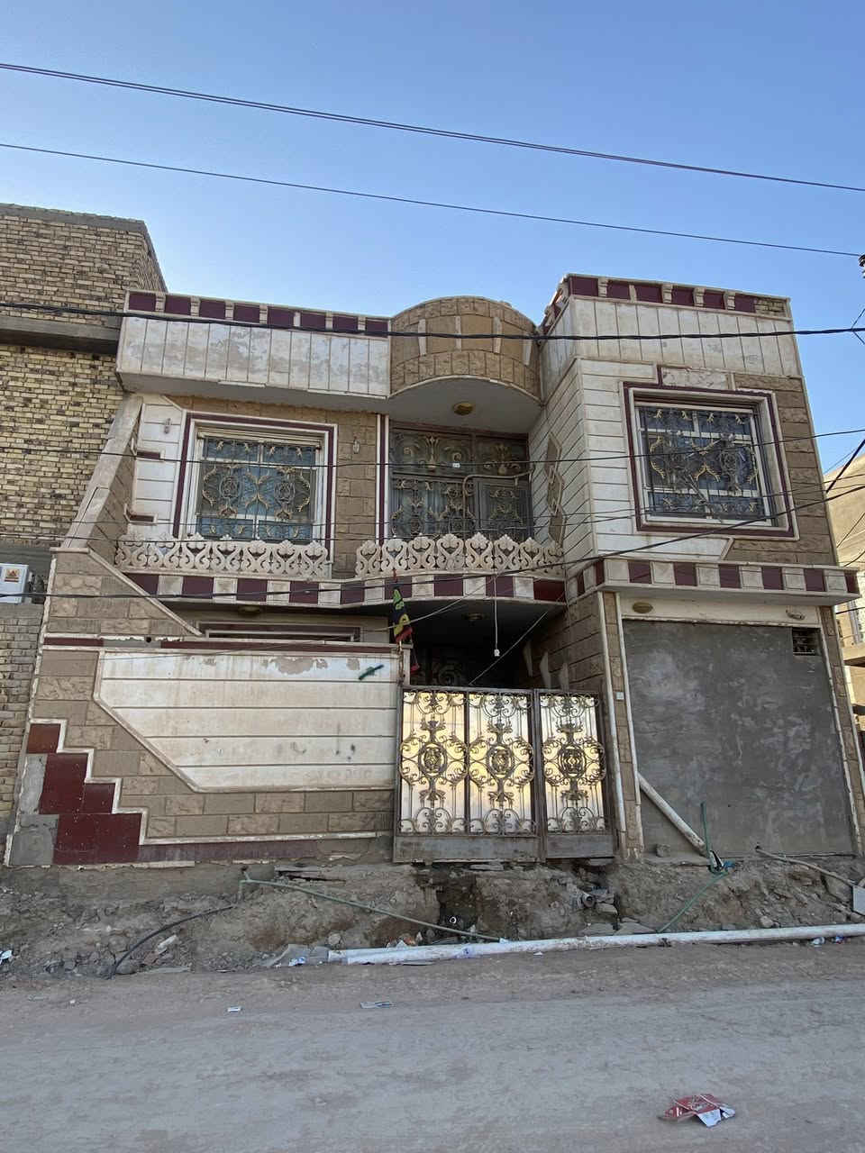 اللهم صل على محمد وآل محمد 
🏠 دار سكن للبيع يقع في حي الجامعة  .
🔹ركن مقابل ساحة ومدرسة رحاب العلم.
🔹المساحه 120متر 
🔹الواجهة 10 متر .
✅خدمات متكامله 
🏠 مواصفات الدار 🏠 
🔹الطابق الأرضي 
🔹غرفة نوم 
🔹صاله 
🔹مطبخ 
🔹استقبال 
🔹مجمع صحي
——————
🔹الطابق الأول 
🔹2 غرف نوم 
———————-
 ✅كونكريت مسلح
✅طابو صرف.

📌 للإستفسار 
*********** واتساب
