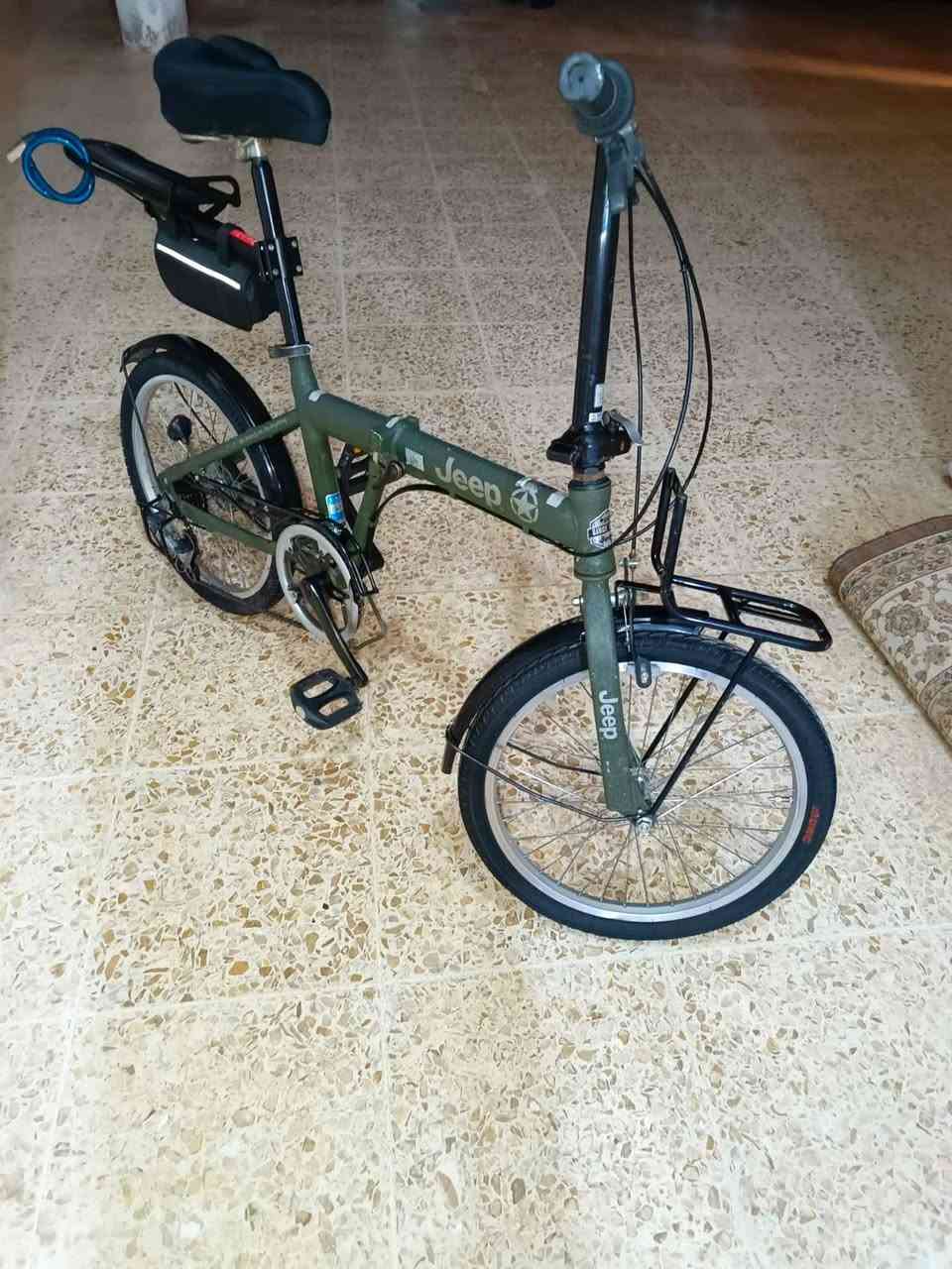 للبيع بايسكل jeep .باله حجم 20 .لون زيتوني .نضيف ومرتب مثل ما موضح بالصوّر كلشي مايعوزه .لشه نضيفه .صبغ بلادي تواير مبدله جديده .وياله عدله .بريكات شغاله .مكينه شيمانو ٦ نمر شغاله .للبيع ويا الجنطه مال عده الي بالسوبايه الخلفيه. جنطه كامله من (بمب ,ودرنفيسات ,والنكيات ,ولقم, وسبانات ثنين, ومفتاح مال تاير ,ورگع مال بنچر ) .اذا ويا الجنطه والقفل ب ١٢٥ قفل. وبدون الجنطه والقفل ب ١٢٠ وبي مجال قليل للشراي  .الشراي يجي خاص او يخابرني ***********  ( من رخصة الادمن )
