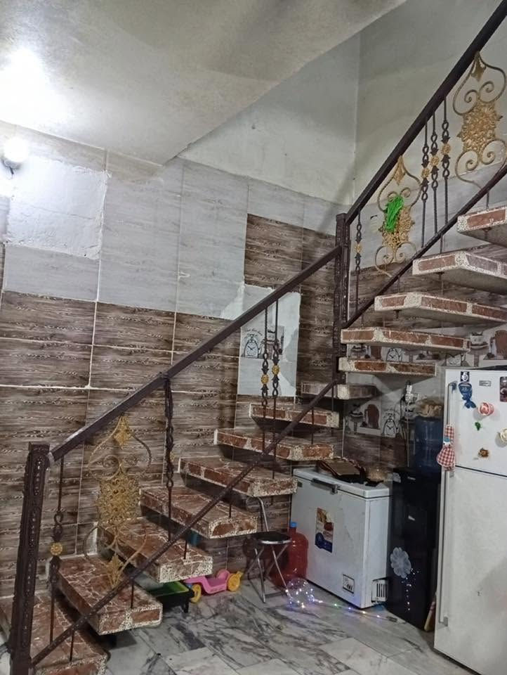 نص قطعة مساحة٥٥ متر قطاع ١ غرفة صاله واسعة استقبال معزول  بناء مسلح ماعدا الغرفة سندويج بنل السعر ١١٠ ومن الله التوفيق ***********  اذا اكو مراوس بمساحة اكبر انطي فرق
