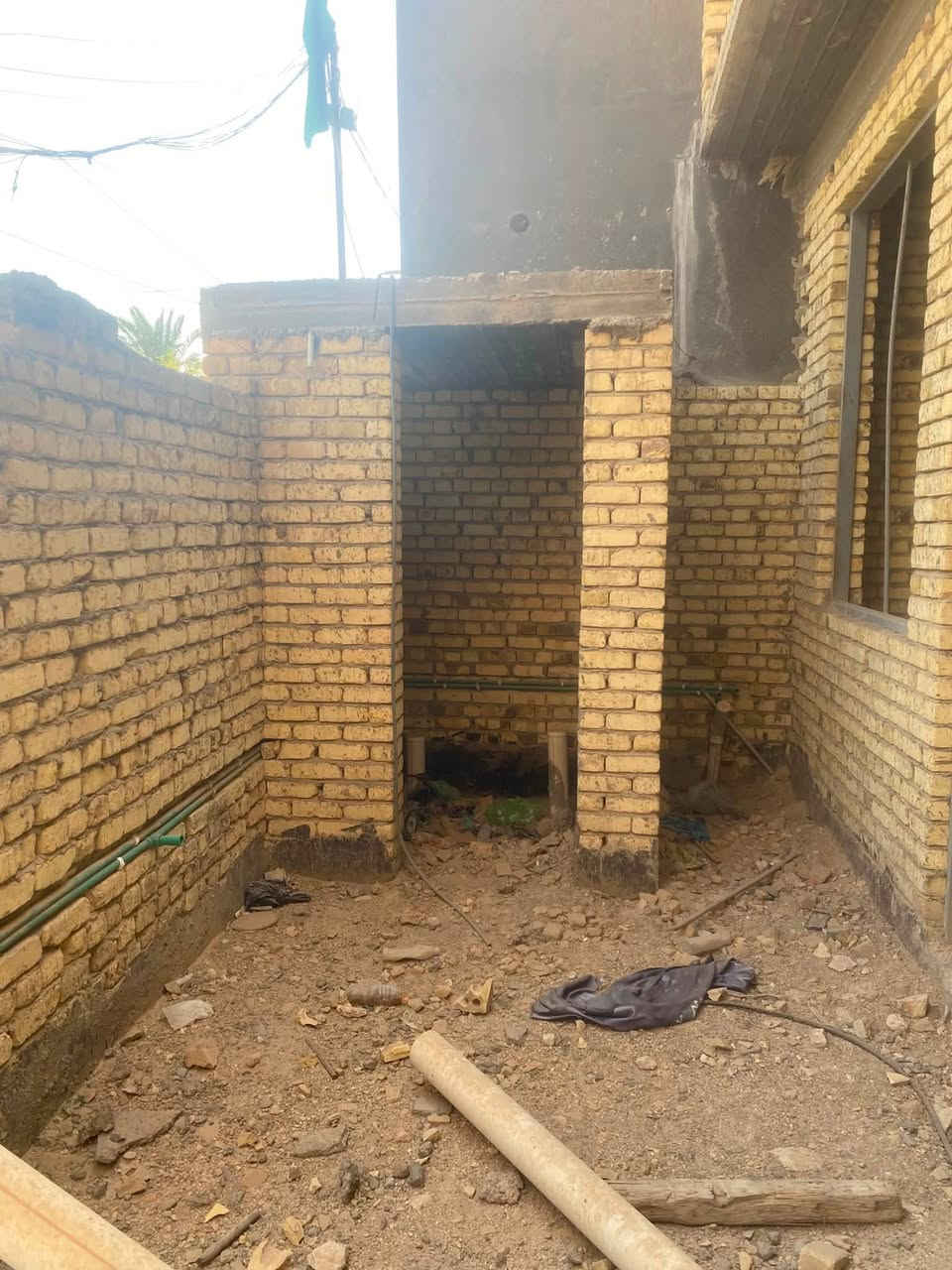 السلام عليكم بيت هيكل في منطقة حي الظباط آل حرب مقابل مدرسة الشيماء الابتدائية تفاصيل العقار المساحة ١٥٠ م الواجه ٧ونص والنزال ٢٠ الطابق الاول غرفه وصالة وبراني ومجموعين صحية داخلية وخارجية الطابق الثاني غرفتين وصالة وسطّح وصحيات ملاحظة الطابق الثاني غير مسكوف للستفسار الاتصال على الرقم *********** أو مراجعة مكتب عقارات الثابت عنوان المكتب السماوة حي الحكم مجاور مجمع الالماني توتل مقابل متنزه النورين اكتب كلمة تم سيتم الرد عليك بل سعر.
