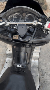 السلام عليكم  فورزة 08 كرستال عاميها .
الهاتف : ***********.     
الدراجة محرك مكفول ما مفتوح . 
كلچات رياضية شلعة ومعدل تشك الكاع معدلها 140 .
الدراجة لايتات عالي ناصي .
سماعتها تشتغل وكذالك بيها دمام .
- دهـن ما ادير غـير موتل .
- وبانزين مُحسن الدراجة مداريها . 
الگڤر الأمامي مكسور كـما موضح بالصورة .
والباقيات شخـوط خفيفة .
باتري جديد شحن الدراجة ١٣.٥ بالمشي ١٤ . 
قبق كلچات موجود هـوَ وكڤراته .
( مكاني بغداد الدورة المهدية الثانية ) . 
السعـر :(800) وبي مـال بسيط حـگ الجية . 
-- أكفلـك سرقة .
-- اوراق اليابان بيها .
-- اسوي بيها مُكاتبة .
