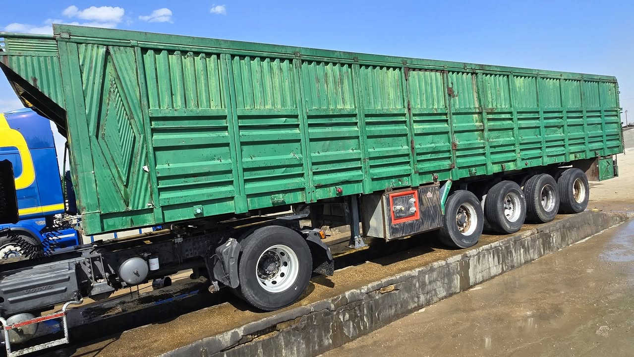 السلام عليكم 
فولفو موديل 2000 مع العربانه 
***********
