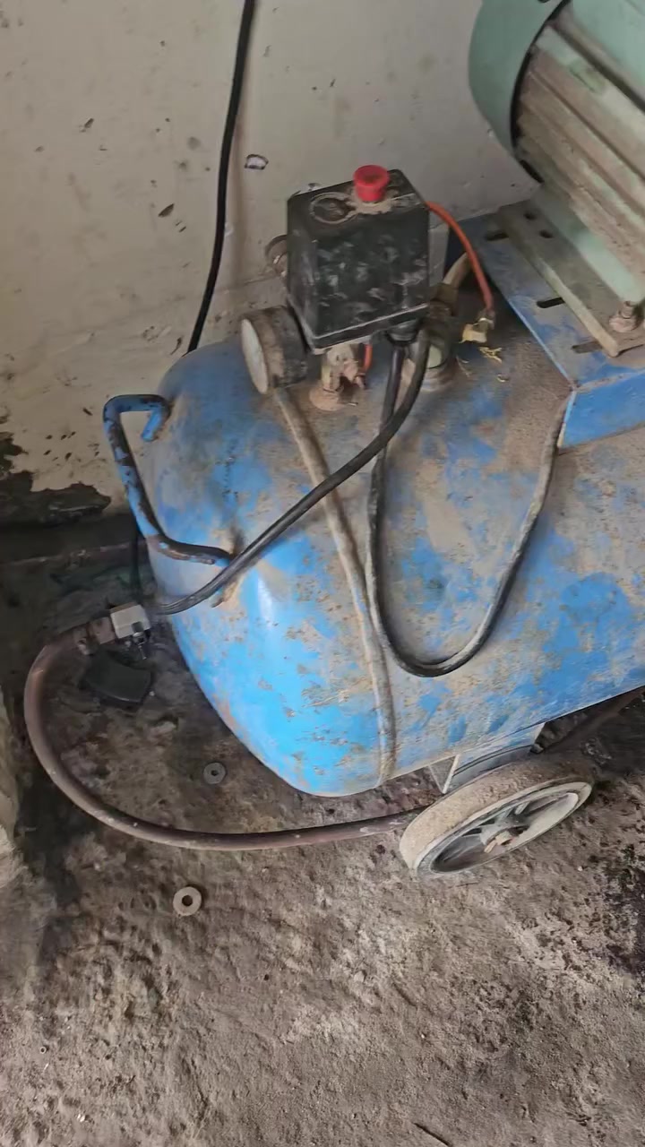 كمبريسر شرط الشغل ونضيف 250لتر ماطور شغال والبانزين هم شغال ومابيه كل نقص تجي تفحصه وتاخذه سعر 350 وبي مجال *********** مكاني كربلاءم
