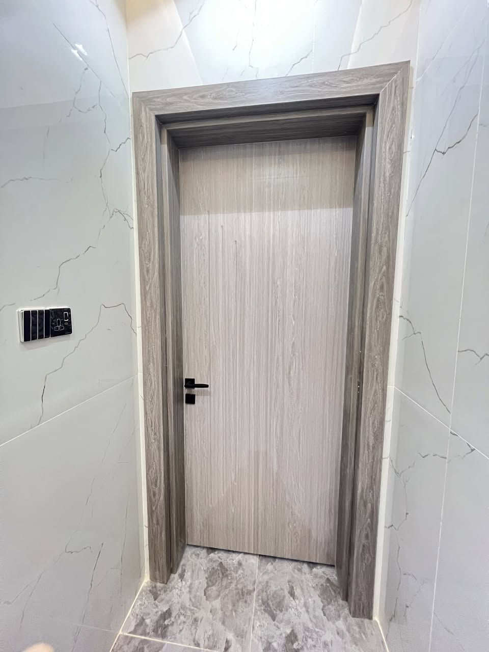 ﷽ 
عقار للبيع في حي القادسيه 
⚜️مقابل حي الامير والمعرض الدولي لنجف ⚜️
جديد بناء 2025 شارع البيت ١٥ ⚜️
كامل التجهيزات الكهربائية وايضاً ثريا كبيره الحجم من الطابق الثاني الى الاول هدية مع البيت 🎁  مساحه البيت 110✅
ثلاث غرف ف الطابق الثاني وغرفه وحده بالطابق الاول 
كامل تجهيز صحيات 
غير مسكون جدديد بناء جناي ارقى بناء ✅
بناءvip ⚜️
للاستفسار واتساب 
***********
