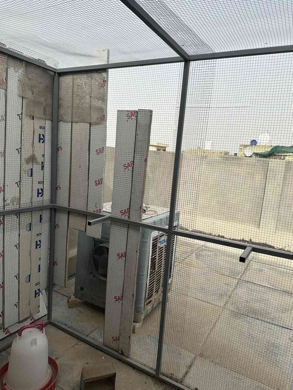 السلام عليكم .. قفص حديد للبيع او المراوس بطيور زينة مكاني بغداد البياع التراث السعر 150 الف متواجد وتساب *********** ارتفاع 2 متر عرض 2 متر نزال 2 متر القفص مربع ابعادة متساوية
