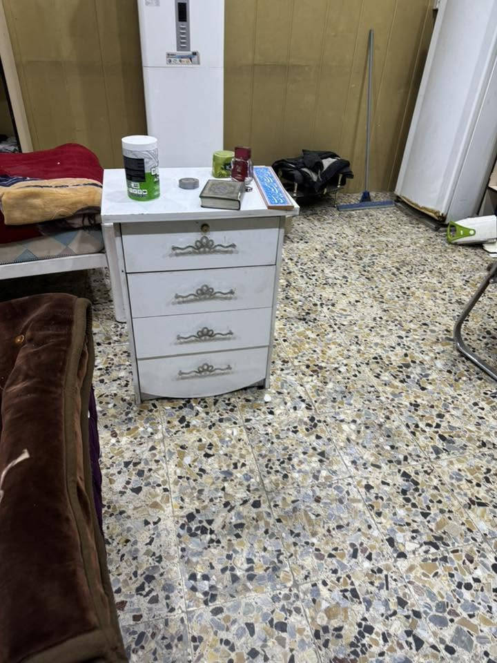 عندي ذني الغراض للبيع 
ميز كاشير وملحق 
تخم قنفات 
طاولة 
جرابي ثنين عارضات ثنين 
جرارات 
كرسي مكتبي 
باب خشب صاج
ومراوح جدارية 
مكانهن حي العدالة على شارع الصب ابيعهن كلهن مو قطع 
***********
