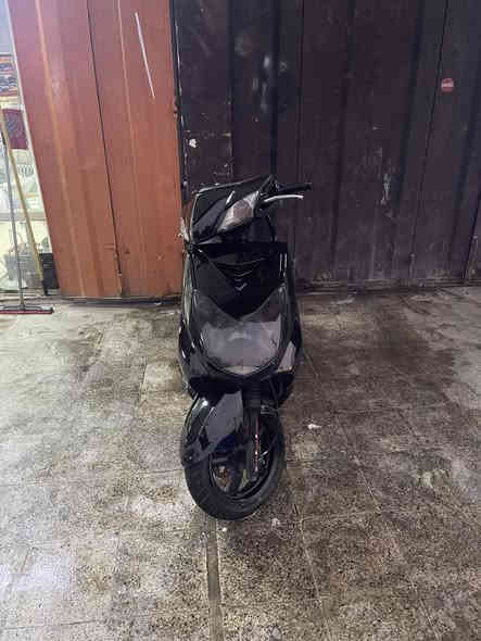 السلام عليكم دراجه سكنس للبيع 
سعر ٦٠٠وبيه مجال مكينه بلاديه شلعه معدل فول 
مكان بغداد الجديده ***********مكينه خرسه
