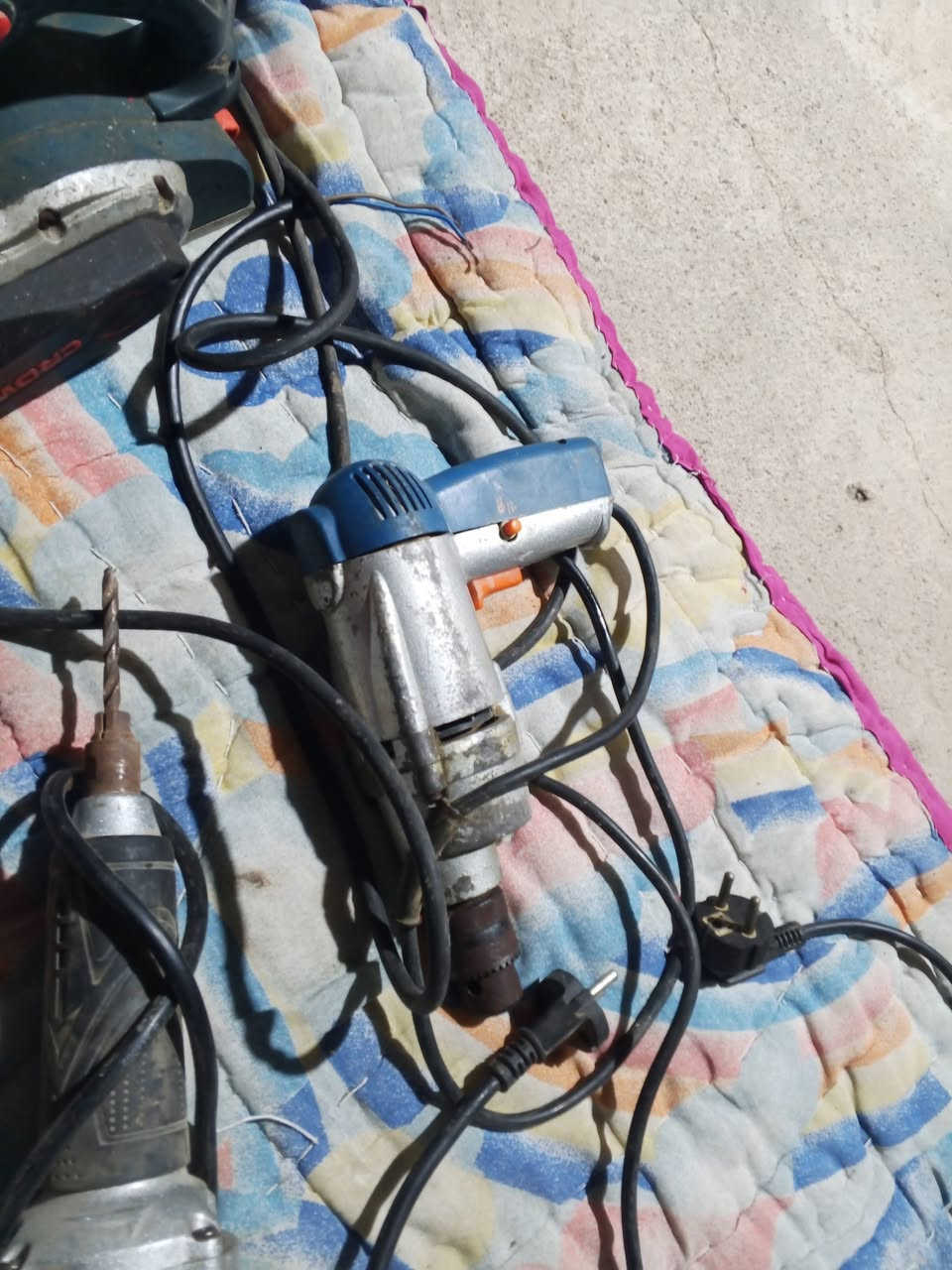 اغراض للبيع عدد وحوض سمك جديد ومسجل وجهاز عرض
 كلهن شرط الشغل
عنوان موصل الايسر كوكجلي ***********
***********
