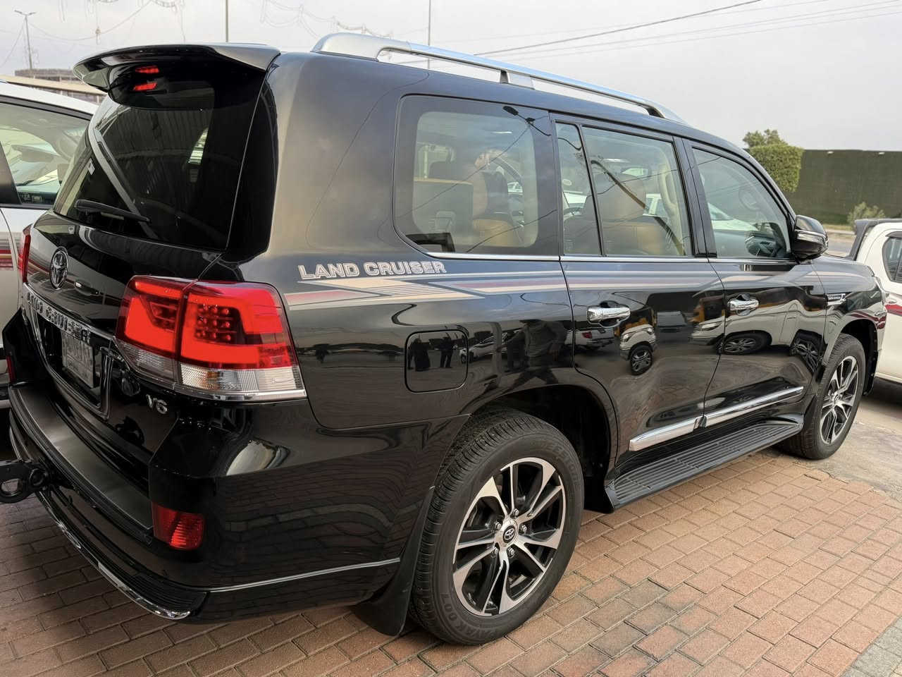 الاندكروز 2021
فطيم فول مواصفات 
مكينه 6 سلندر رقم بغداد 
سيارة مكفوله كفاله عامه 
ماشيه 78 الف 
فقط بارد بسيط بلبنيد 
***********
العنوان بغداد الرصافه
