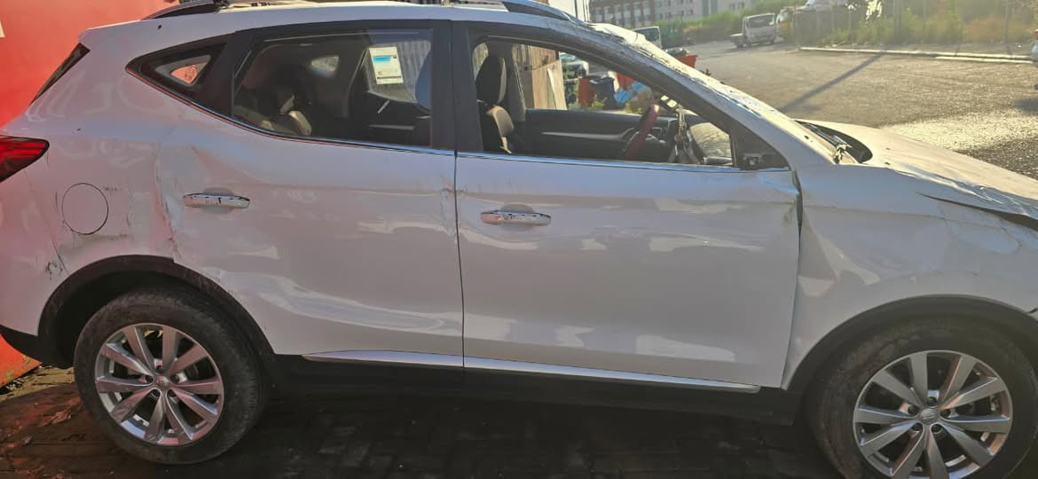 السلام عليكم اخوان عندي MG ZS 2024
ابيع على وضعهه السياره متضرره مثل ما موضح بالصور 

السياره شغاله و تمشي اي مشكله داخليه مابيهه الضرر خارجي فقط 

ملاحظه ( المكينه و الكير و الايرباكات و الجهه الخلفيه للسياره سليمات 100%)

ماشيه 12000 الف فقط

مواصفات السياره :

لون ابيض
 • تحكم ستيرن جهتين
• بصمه تشغيل و ابواب 
• سايد بريك بصمه
• نظام مرتفعات
• شاشه و حساسات بلاديه 
• كاربلي اندرويد اوتو
• شاشه اعطال 
• لد نهاري و زنون بلادي
• محرك 1500 تنفس طبيعي 

السياره خير من الله مواصفات بيهه يرادلهه ترتيب وتصرف عليهه شويه ترجع جديده  

مكان السياره بغداد زيونه 
للاستفسار : ***********

اعتذر على الاطاله و شكرا ❤️
