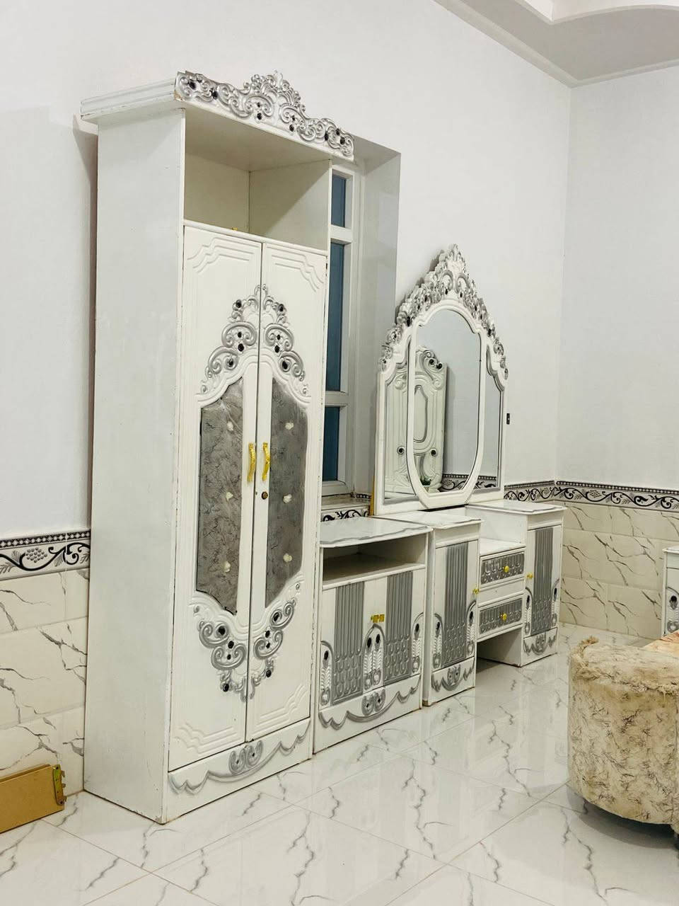 للبيع غرفة نوم توج خشب صاج عراقي حطاطه نضيفه خمس قطع صبغ حراري درجة اولئ عنوان الرمانه البعبيد سعر 700 وبي مجال 
***********
