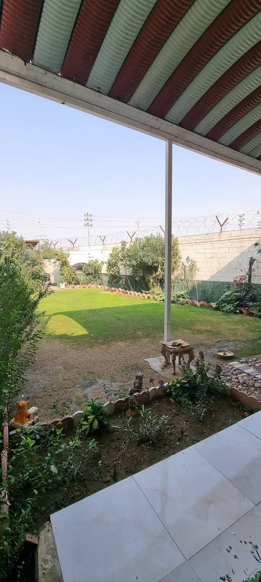 السلام عليكم 
دار للبيع المساحة ٤٤٠ متر 
وجهين
وجه يصلح تجاري والظهر سكن 
 وجه على الاربع سايدات 
 قريب السيطرة  مقابيل حي القصور 
والوجه الثاني على شارع سكني 
طابو زراعي ٢٥ قرار قاضي 
السعر اتصل على الارقام التالية 
***********
